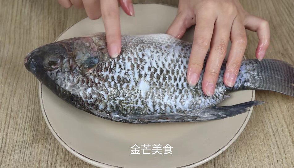 解冻鱼不能直接用水泡，海产老板教我一招，解冻后和新鲜买的一样