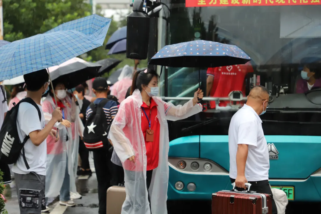 迎新｜山东工程职大一见倾“新”，满心欢喜，“雨”见最美的你