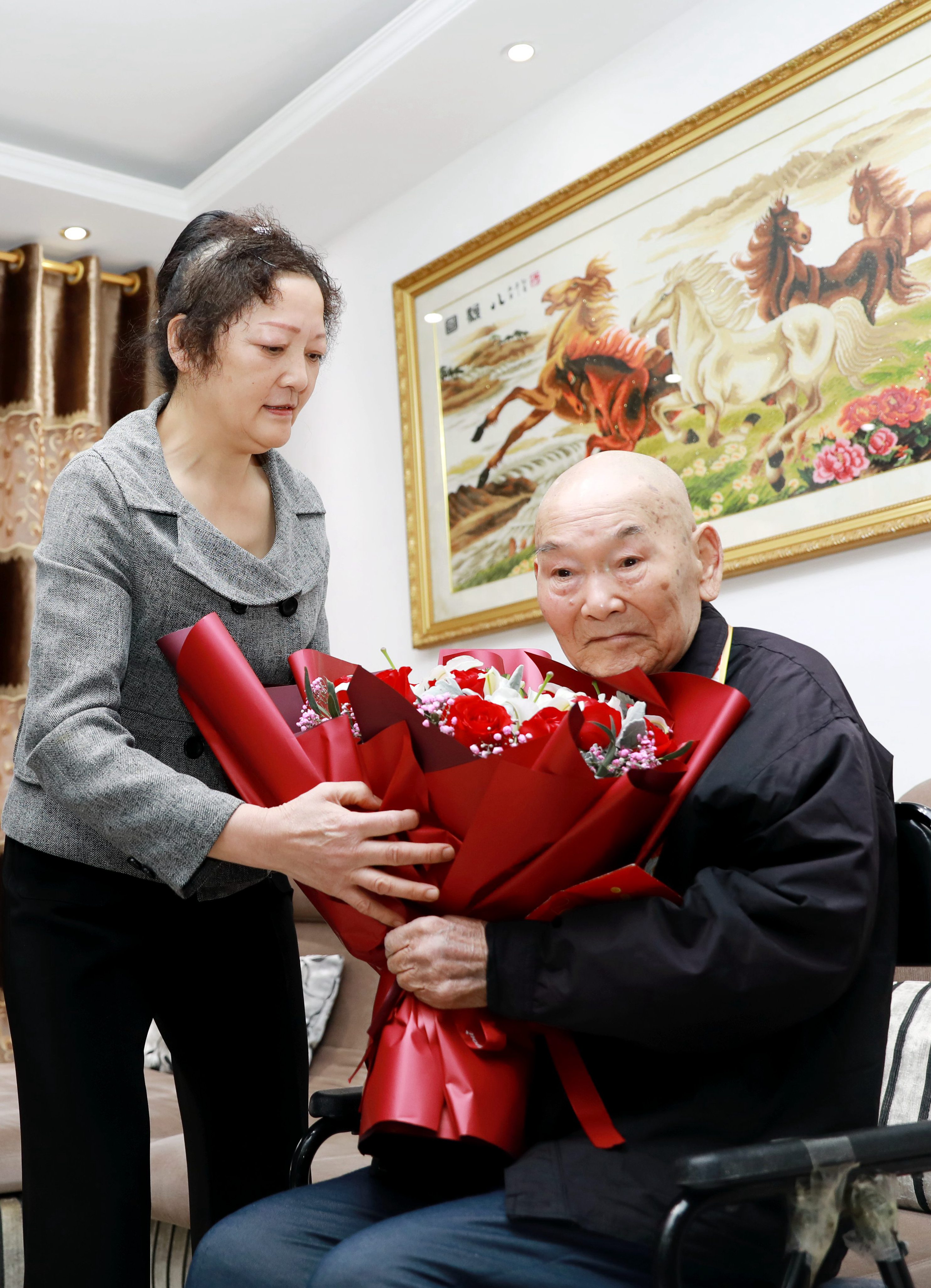 女子意外翻出家里一张奖状，找到政府得知：父亲是长津湖一等功臣