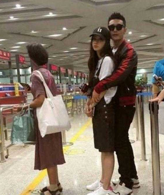 “富婆”杨颖戴20万手镯现身!一根皮带勒出细腰,小腿肚毫无赘肉