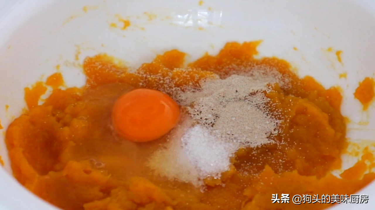 一块南瓜2个鸡蛋，不同烤箱不用蒸，教你做出金黄又蓬松的面包