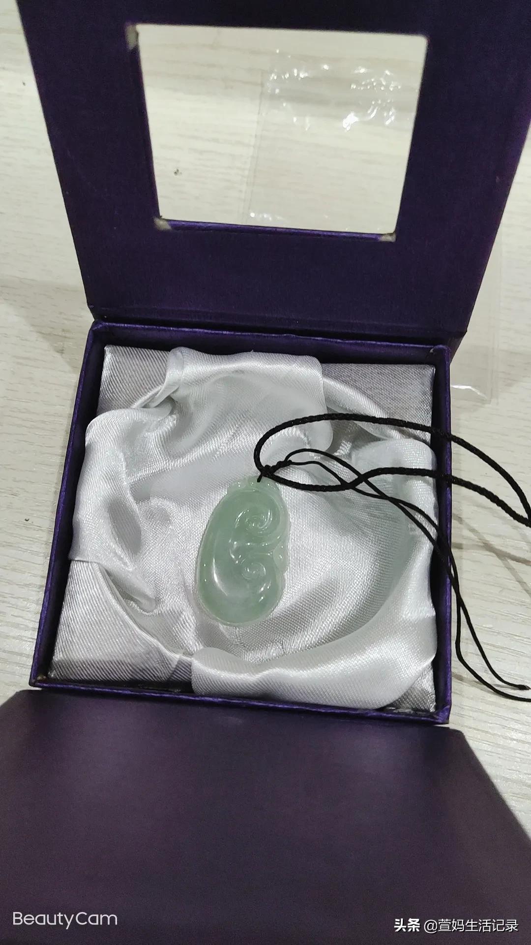 女儿考上普通大学，大姑姐送来三千红包和一块玉，感恩遇见好姑姐