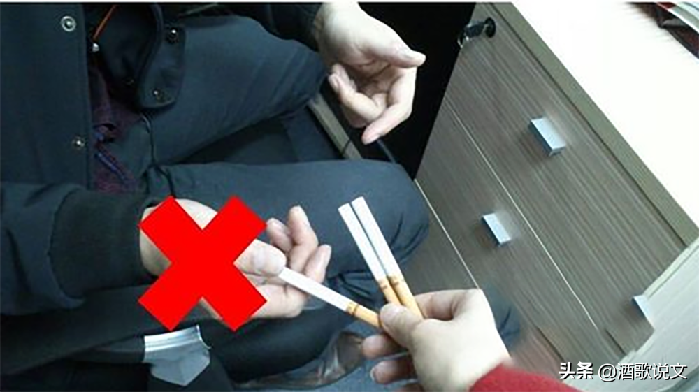 抽烟怎么吐烟圈 正确的吸烟过肺方法 - 汽车时代网