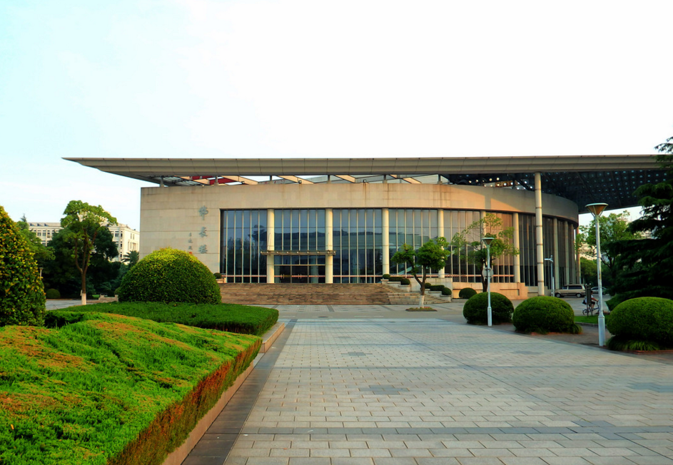 上海“委屈”的211大学，明明实力强却不受重视，适合中等生报考