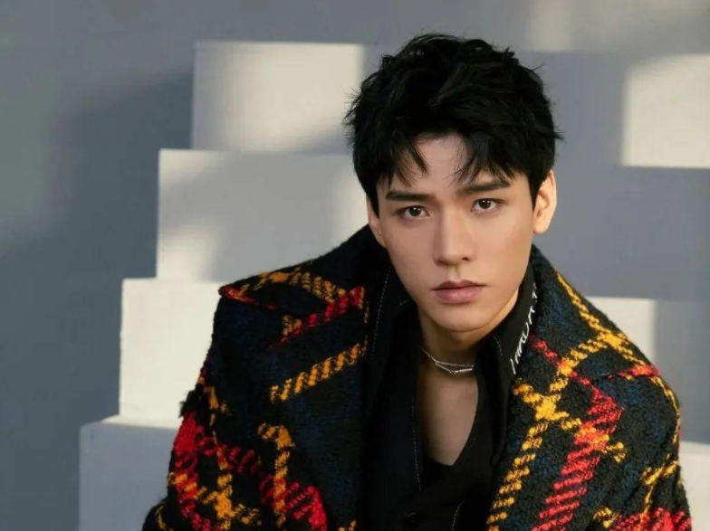 东华大学校草龚俊火了，高冷男神接地气，男生看了也自叹不如