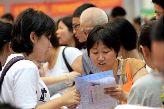 国内最早迈进冬天的本科大学，10月1就要穿棉裤，学生根本扛不住