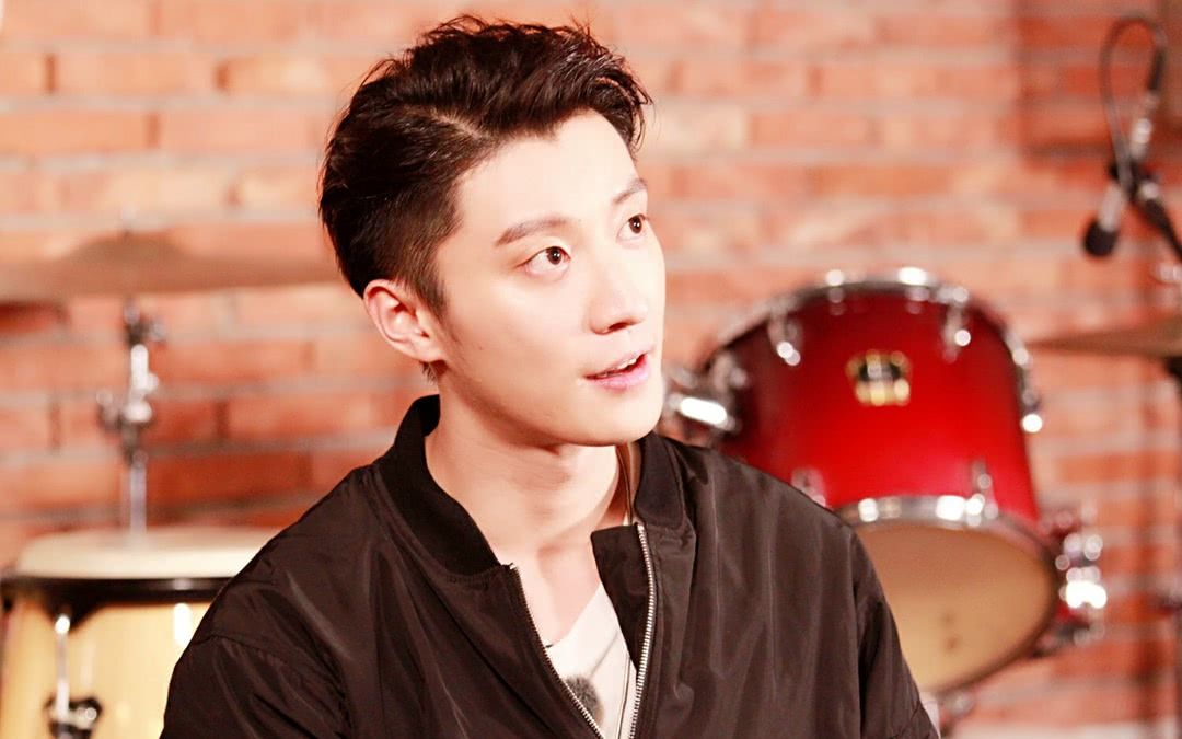 乔任梁五周年忌日,乔妈黑衣现身墓地,乔爸满头白发摆鲜花