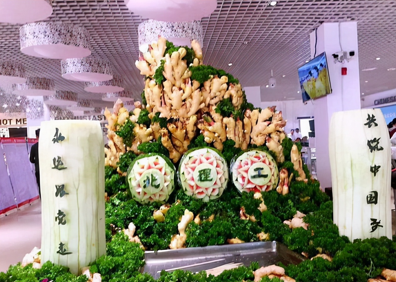 深圳大学食堂走红，整体风格阴森恐怖，学生直言吃饭像是在渡劫