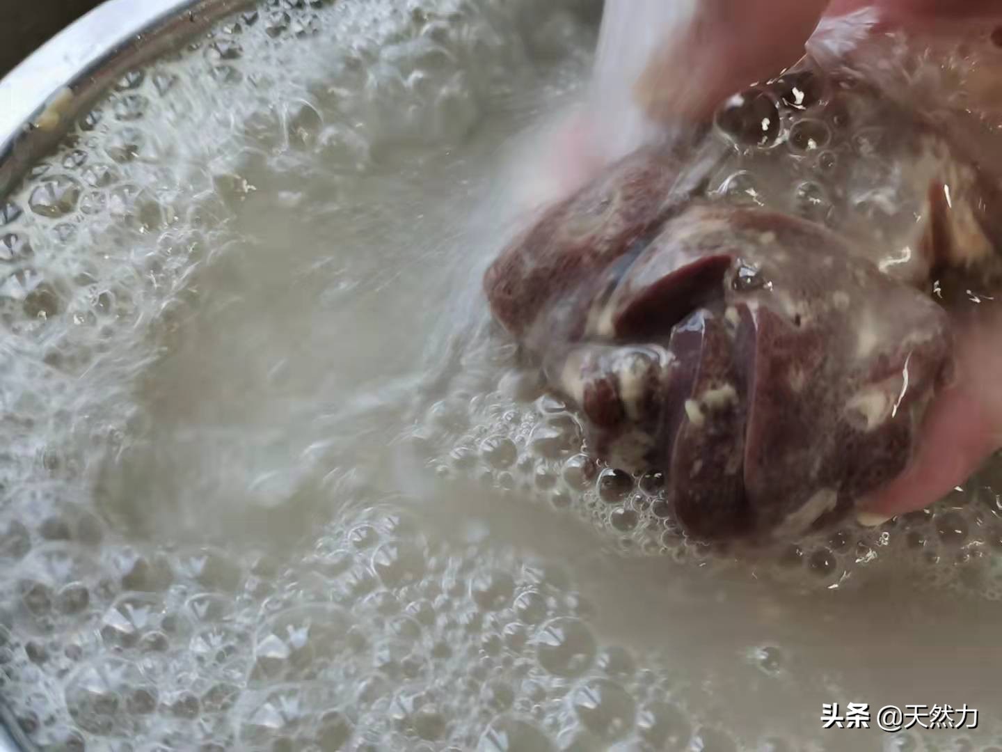 猪肝汤怎么做才好喝？掌握正确的方法，汤体清澈，猪肝滑嫩无腥味
