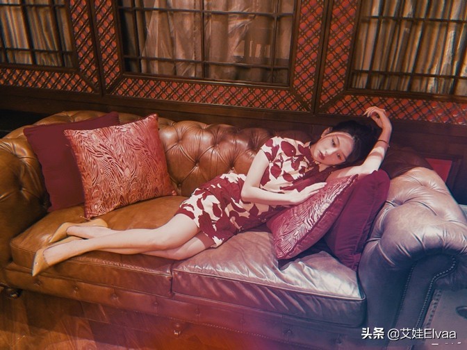邱淑贞女儿罕见晒生活近照，穿背带裙，才22岁曲线感跟妈不分伯仲