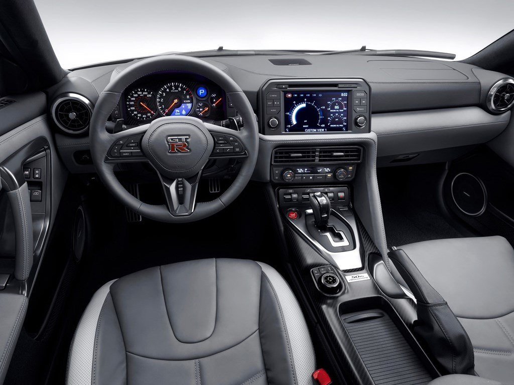 内饰方面,gtr 50周年纪念版和普通版也没有差别,但在色调上却采用了