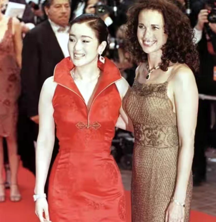 10位戛纳红毯上的国内女星：有人手握作品艳压，有人蹭拍走光出丑