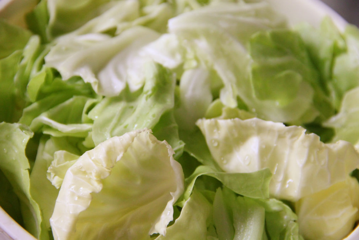 炒洋白菜怎么做(做好4个细节包菜脆嫩不出水)