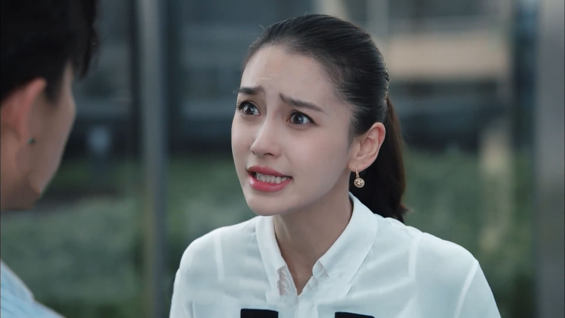 杨颖暴瘦身材被嘲的背后:32岁的黄晓明娇妻,在事业瓶颈前很无力