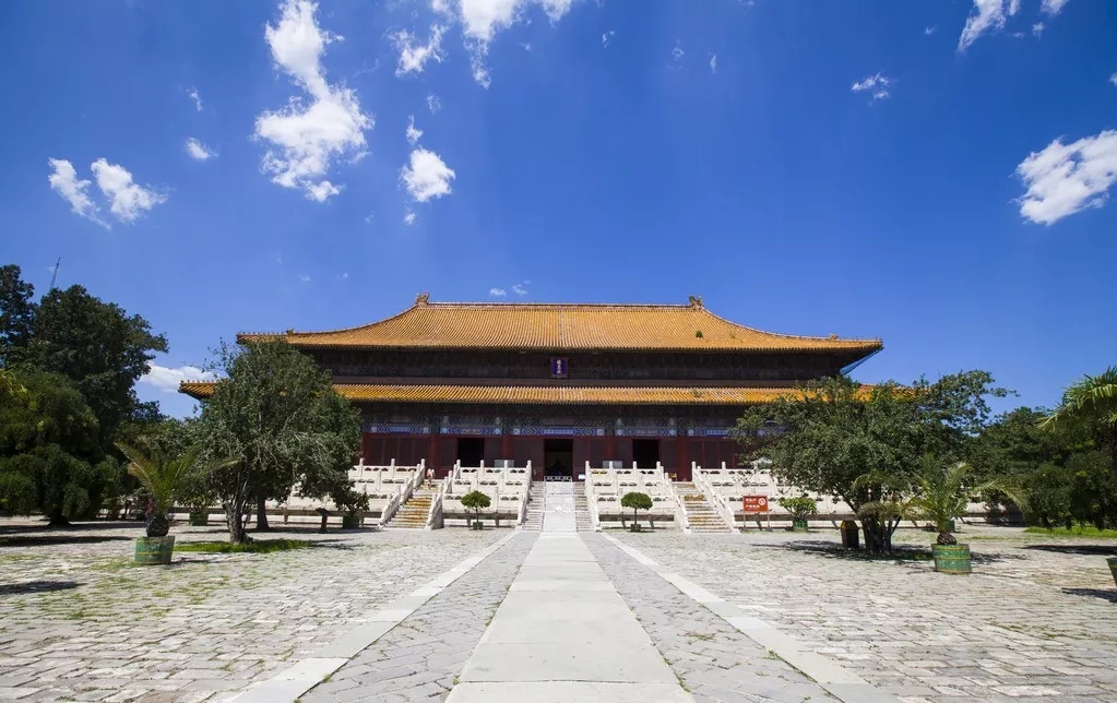 北京市明十三陵景区都开放了哪些陵墓供游客参观？