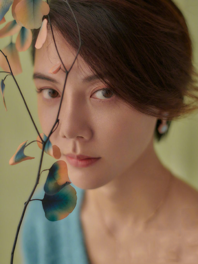 39岁车晓登时尚杂志,黑色吊带裙秀纸片人身材,置身沙发气质真好