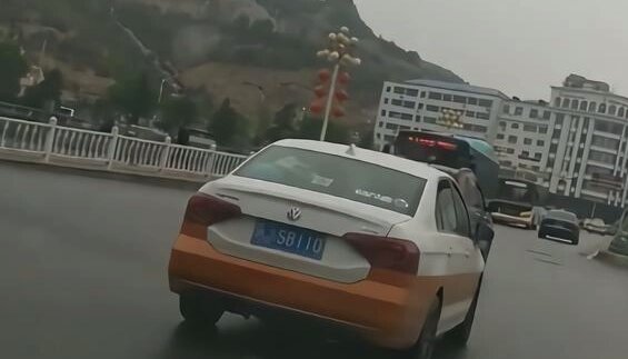 大众汽车挂上“SB110”，见到交警后，太憋屈