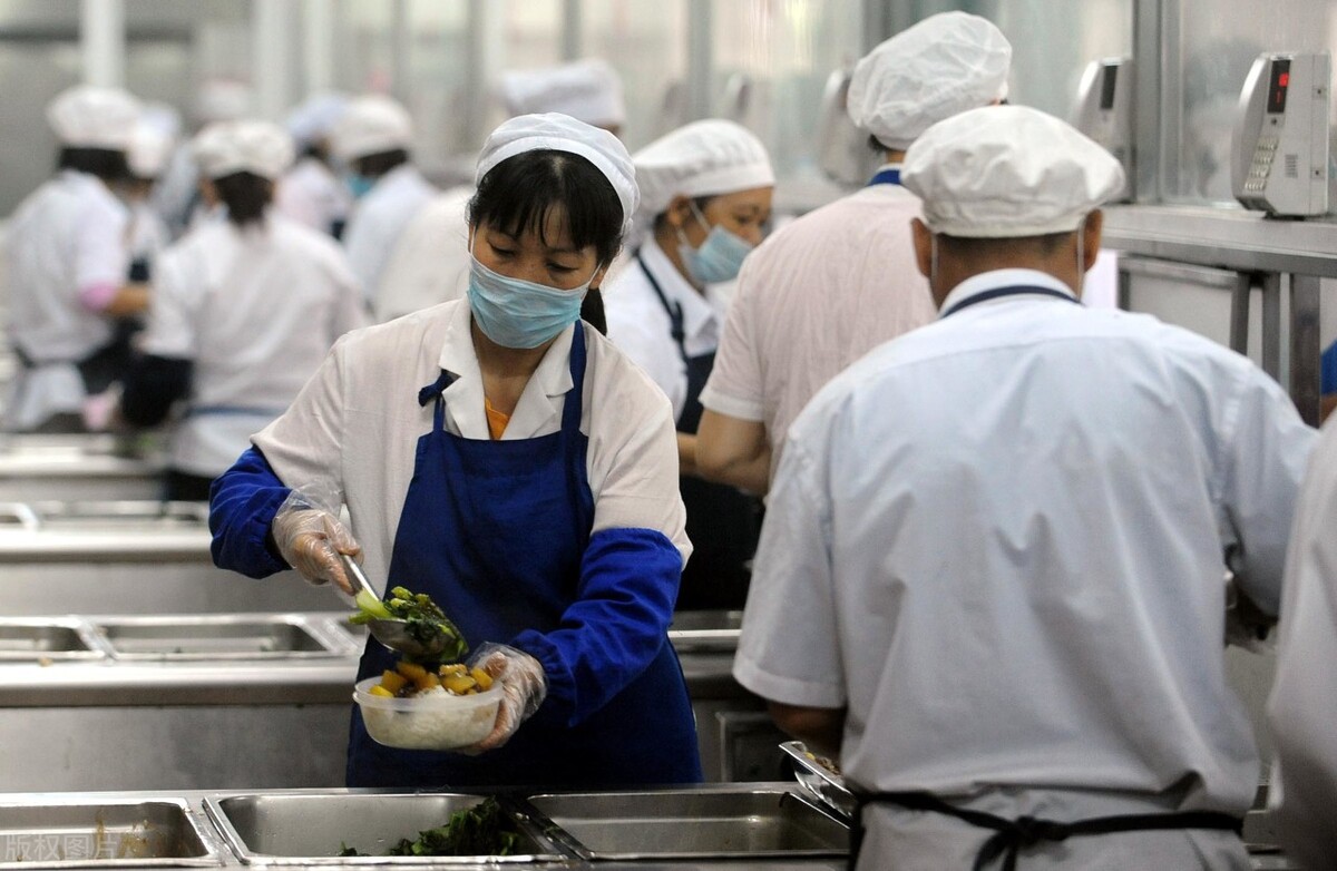 学校餐厅适合什么快餐（在上海中式快餐大食堂）