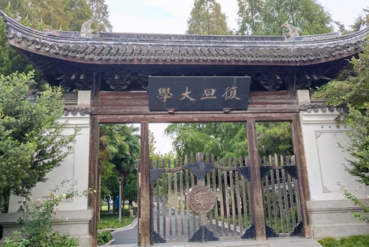 复旦哲学教授行为引争议，网友质疑“德不配位”，学生却习以为常