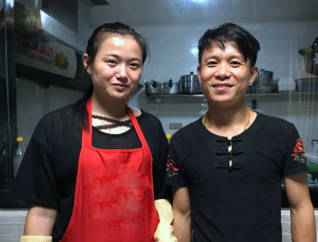 内蒙古夫妻开快餐店，利用“红包墙”，年赚80万，这思路真牛