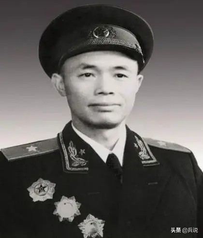 “中国巴顿”钟伟战功赫赫，55年为何只授少将？败仗是否影响评衔