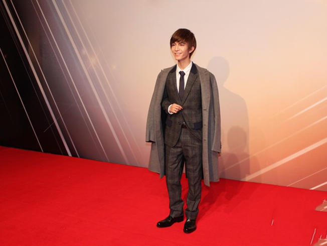郭敬明的这套红毯造型也是许多人的"快乐源泉"了,里面的西装没问题