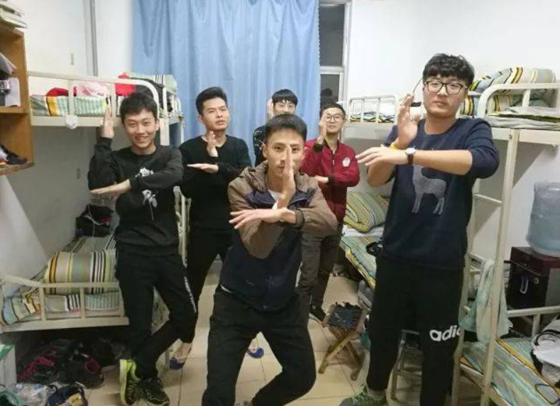 辅导员隔空查寝，要求学生摆成“特定姿势”，家长看后笑出眼泪