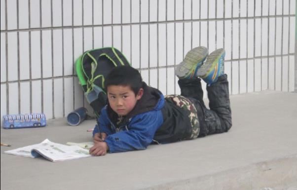 慈祥的奶奶，笑容温暖如阳光