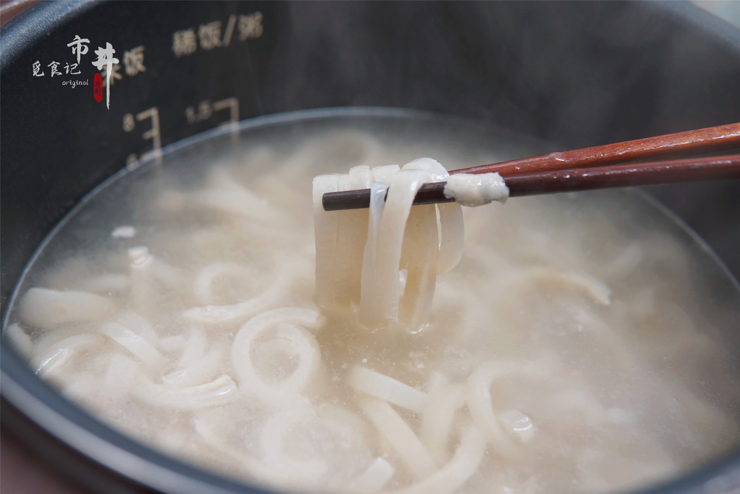 做猪皮冻，记住“1揉1刮2泡”，皮冻透亮弹牙，味道正成功率高