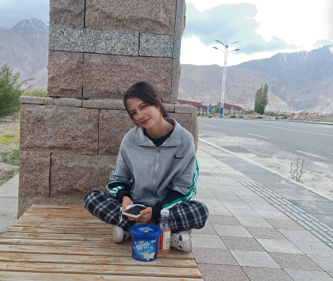 武汉学院新生开学，“迪丽热巴”前来报到，引老师和学生“围观”