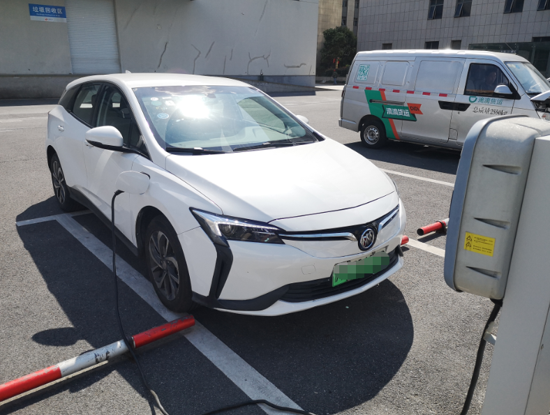 相比传统租车价格便宜一半 EVCARD真心给力
