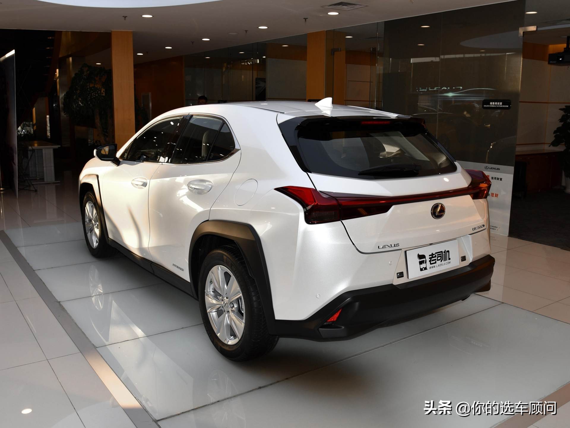 豪华进口SUV也能养得起，4.6L油耗92号油，雷克萨斯UX