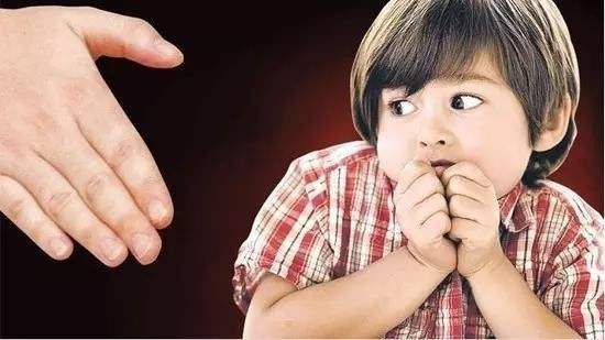 孩子不打不成材？日本立法禁止父母体罚孩子，家长这样教育才正确