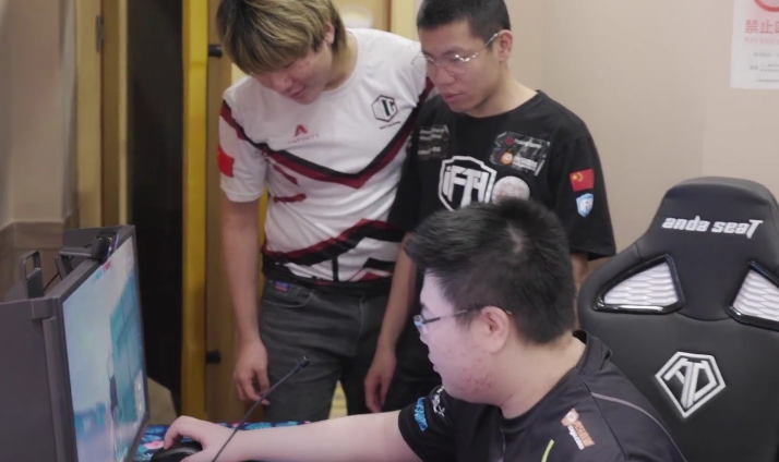 PGI.S花絮公布！韦神模仿永远压枪 直言这辈子见不到第二个