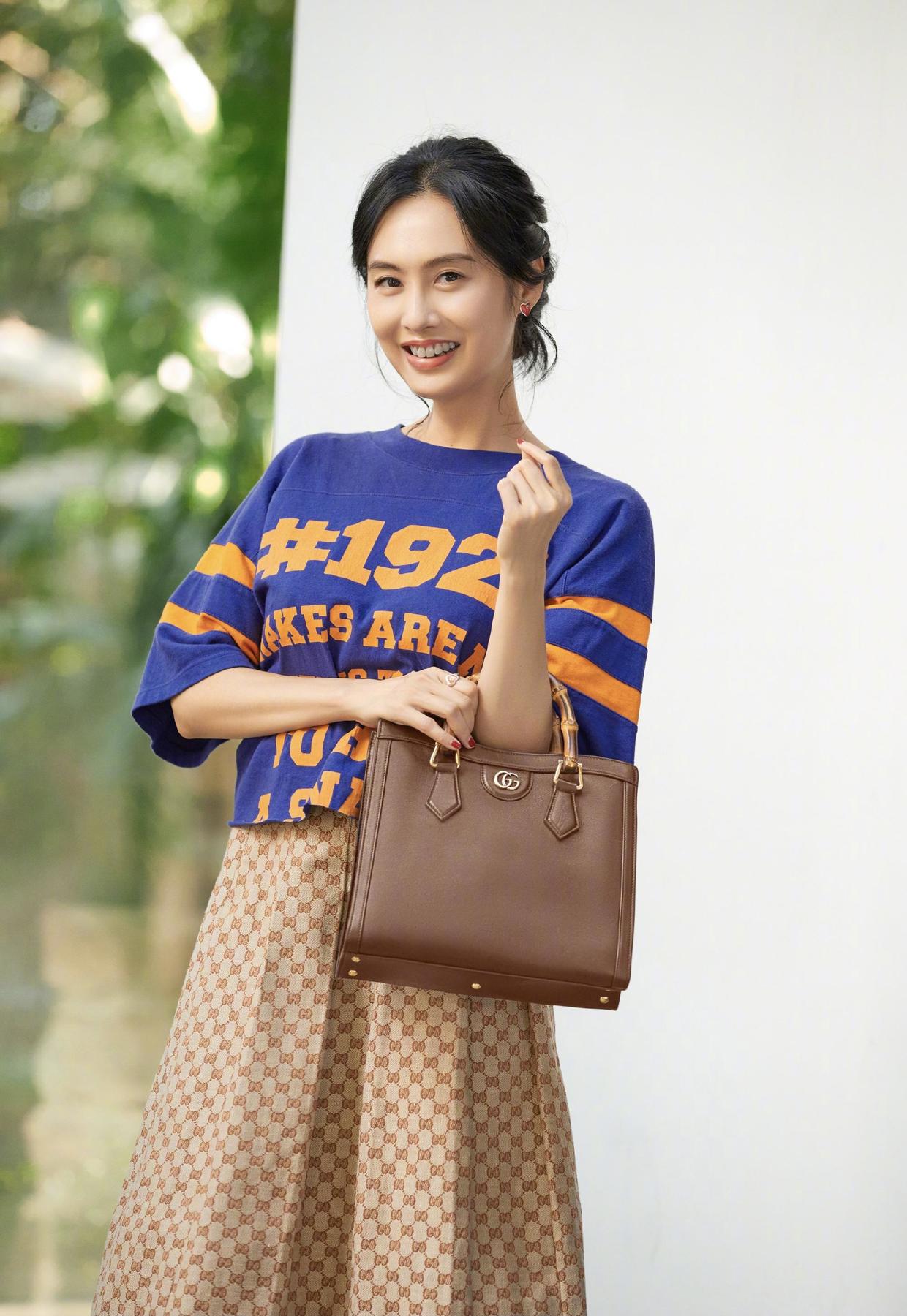 朱茵到了大婶的年纪还有傲人身材,穿白色紧身开叉裙,太抓眼球了