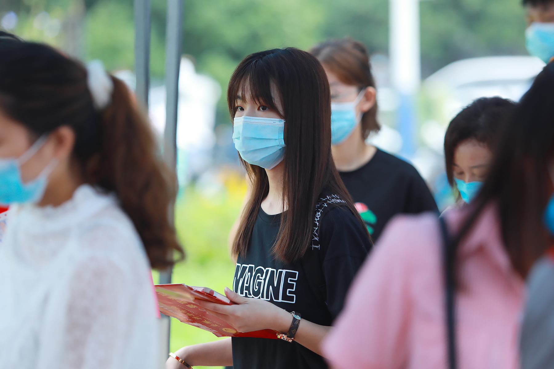 安徽多所高校现“天价学费”，文科生直言很无奈，家长表示压力大