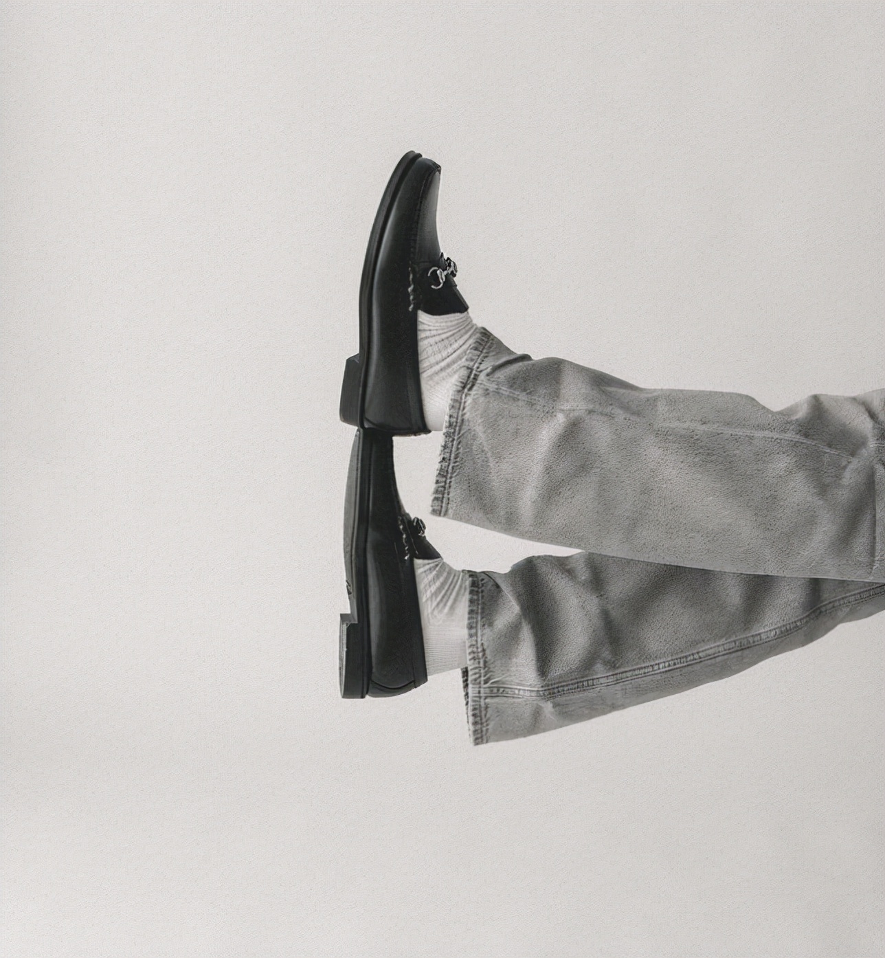 男人穿皮鞋就落伍了？那你没穿对，搭配白袜试试，回头率高又时髦