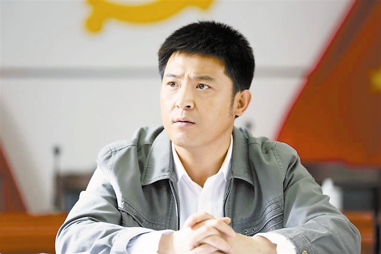 52岁孙涛与爱妻罕同框,女方颜值惊艳气质出众,两人甜蜜亲吻互动