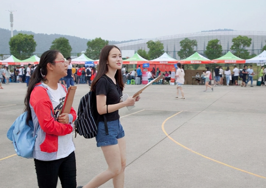 大一新生：大学为何给学生发银行卡？有3点原因，学长：用处很大