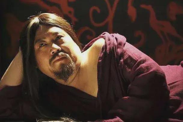 《越光宝盒》里,郭德纲扮演的曹操,那造型也是惊天地,泣鬼神.