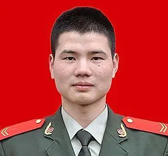 20岁兵哥哥救火牺牲，追思会万人自发送行，如今失独夫妻收获一女