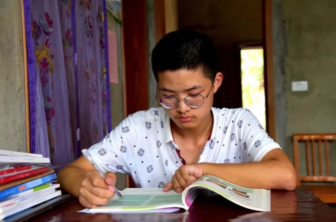 父母双盲，从小做家务没用过手机的农村男孩，却以685分上了清华