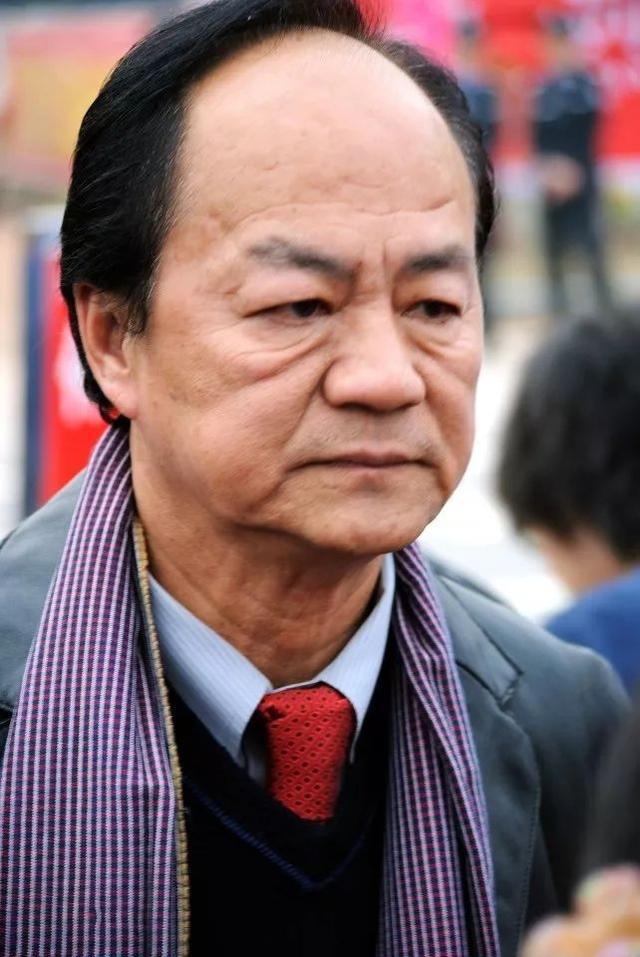 谁说狄龙只拍武侠片？这部重口味电影被誉为香港灵异片开山之作