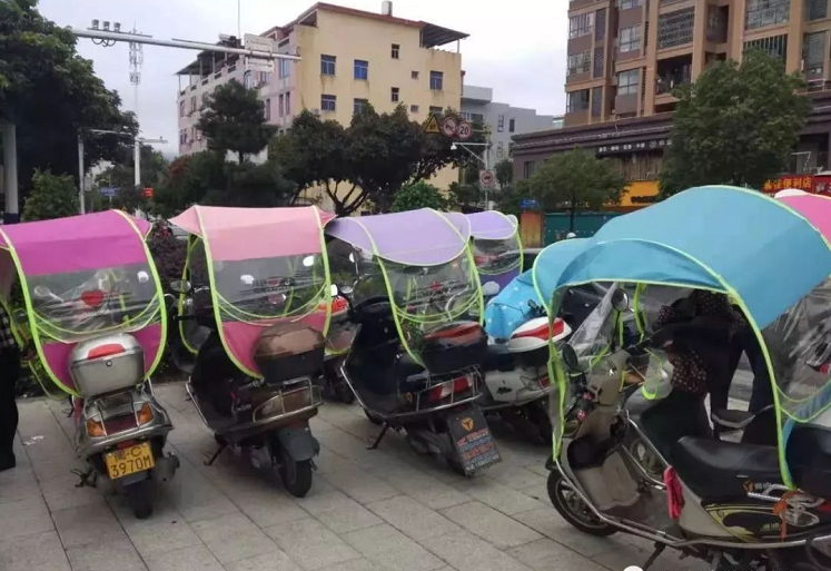 电动车安装遮阳伞为夏季降温，却属于违规？到底能不能安装惹争议