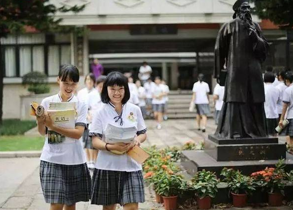 上海出现“天价”校服账单，家长不再随大流，勇敢签下“不同意”