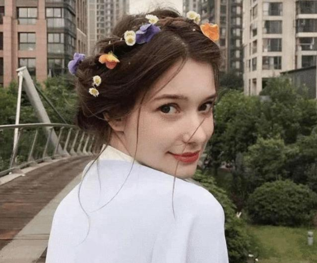 “浙大校花”走红，长相好似“俄罗斯版赵薇”，网友表示：顶不住