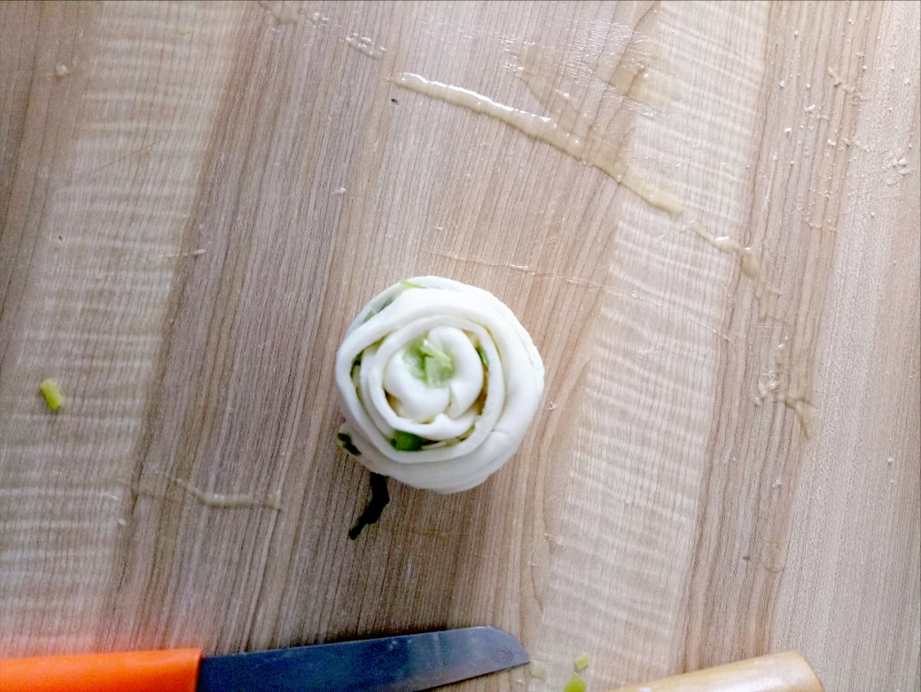 凉了也不硬的葱花饼做法，酥脆可口，葱香味浓郁，大人孩子都爱吃