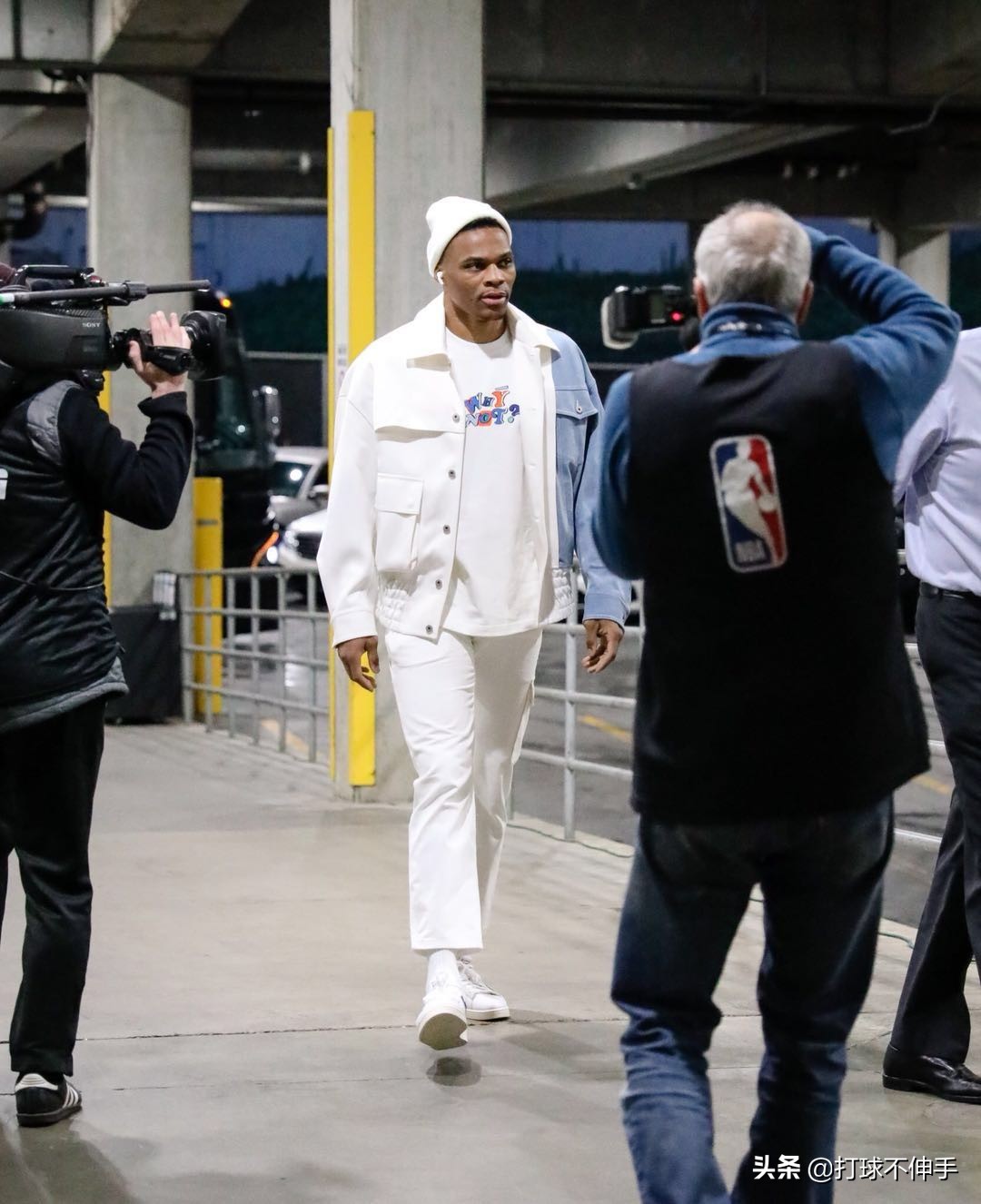 为什么nba球员都带耳机(从搭配来讲，NBA球星更喜欢Beats耳机还是苹果耳机)