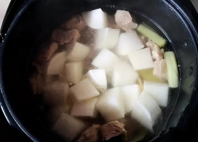 家常版清炖羊肉，用最少的料，炖出最鲜的汤，好喝不腻，没腥膻味