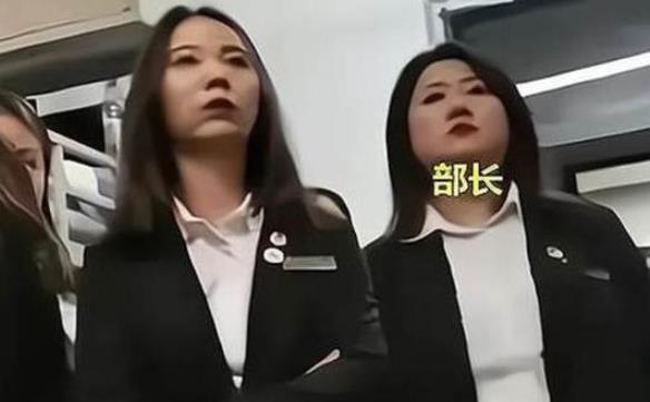 继张美玉之后，高校又出现“花臂男”嚣张查寝，进门要收学弟电脑